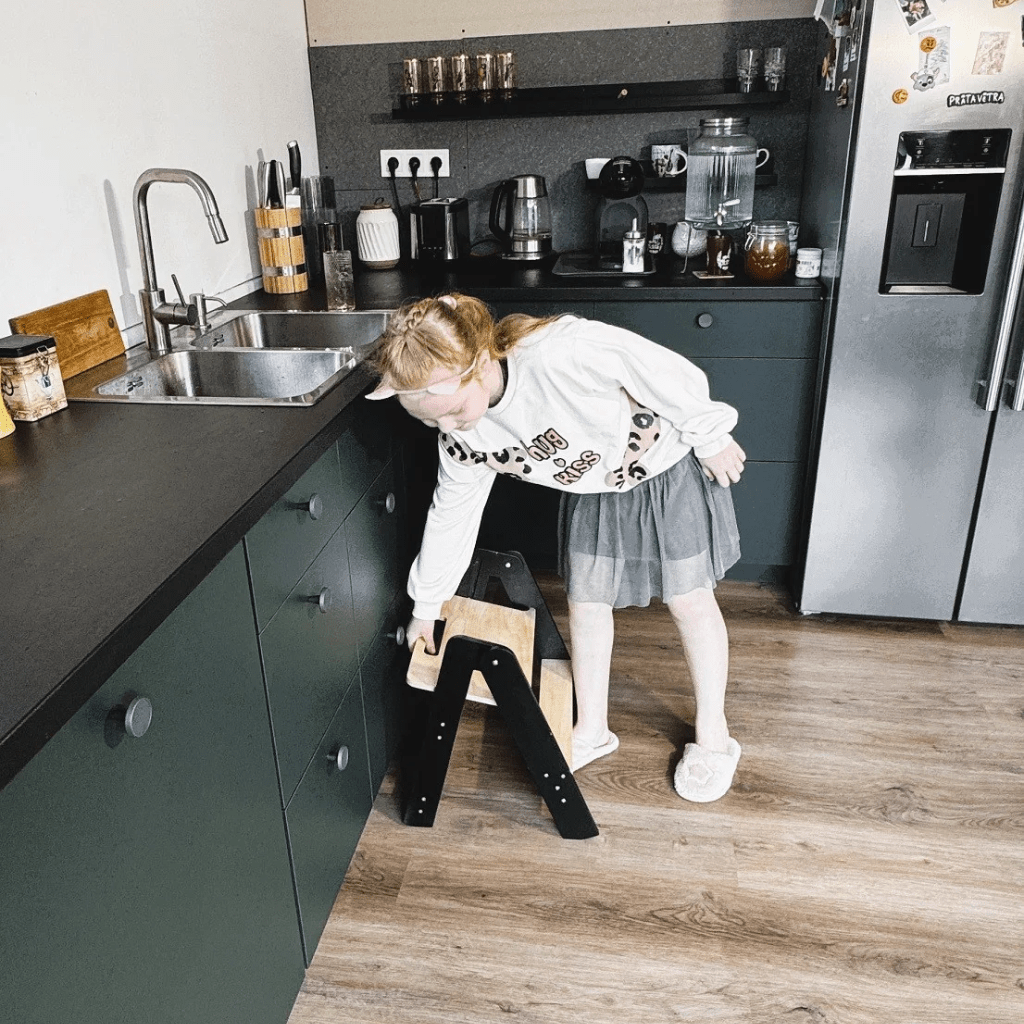 Petit Marchepied Enfant en Bois en black | Motricidade Tinitto – Fabrication européenne