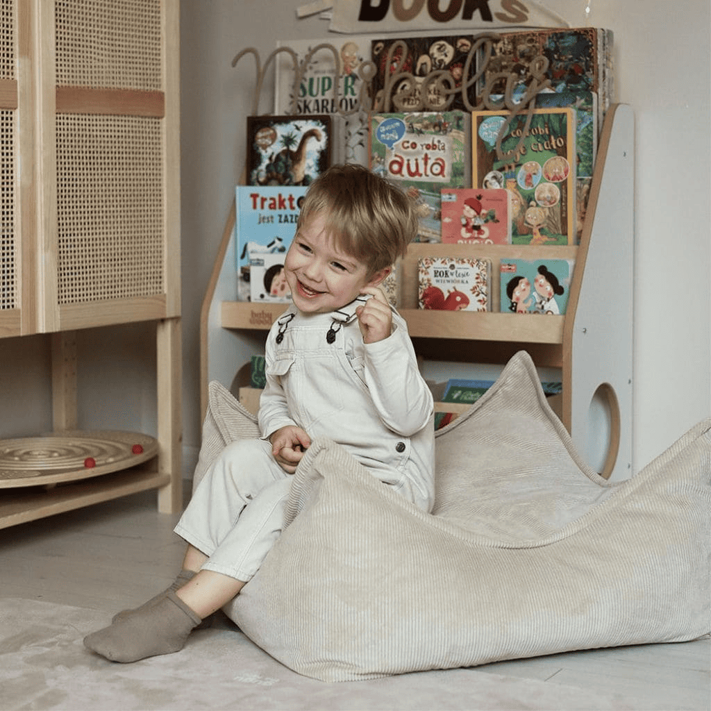 Puf infantil cuadrado de terciopelo acanalado en color siena | Decoração Tinitto – Fabricación europea