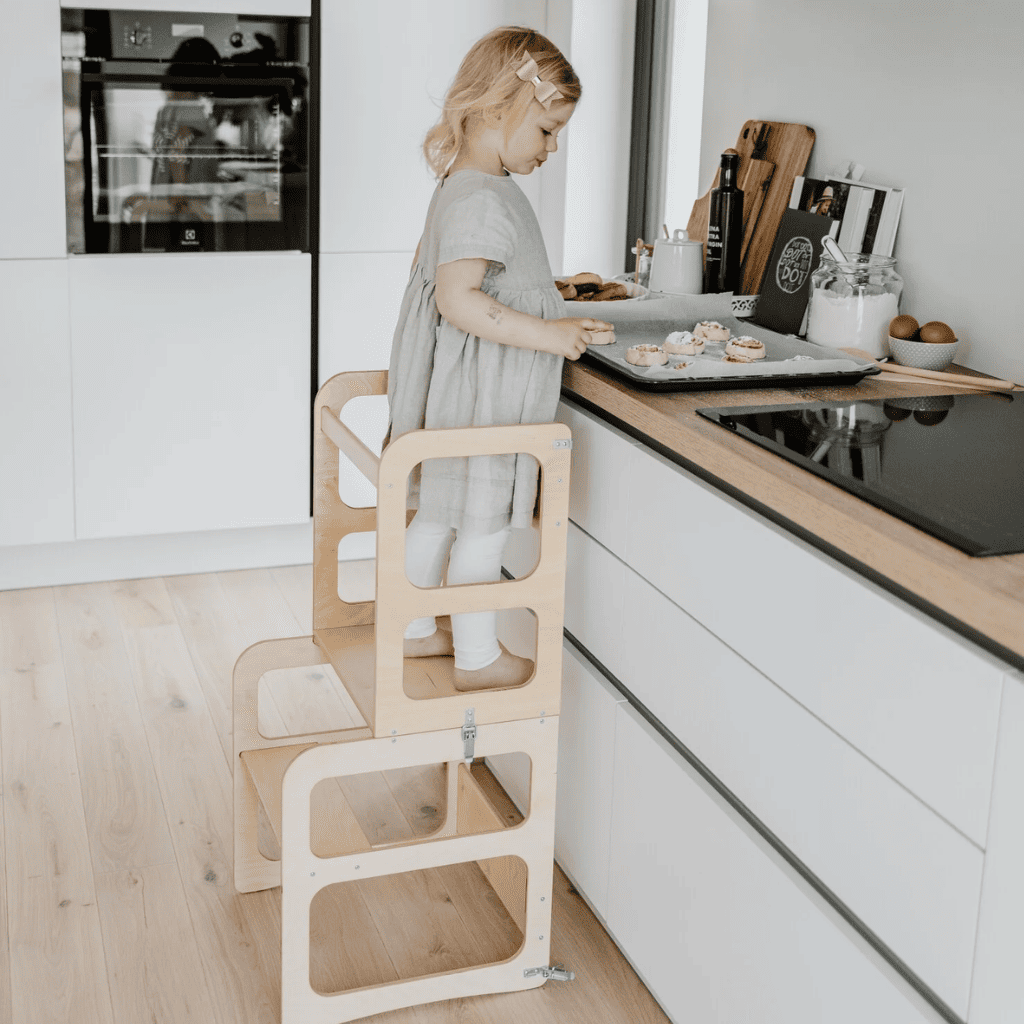 Torre de cozinha 2 em 1 / Mesa e cadeira em Lacquered | Motricidade Tinitto – Fabricação europeia