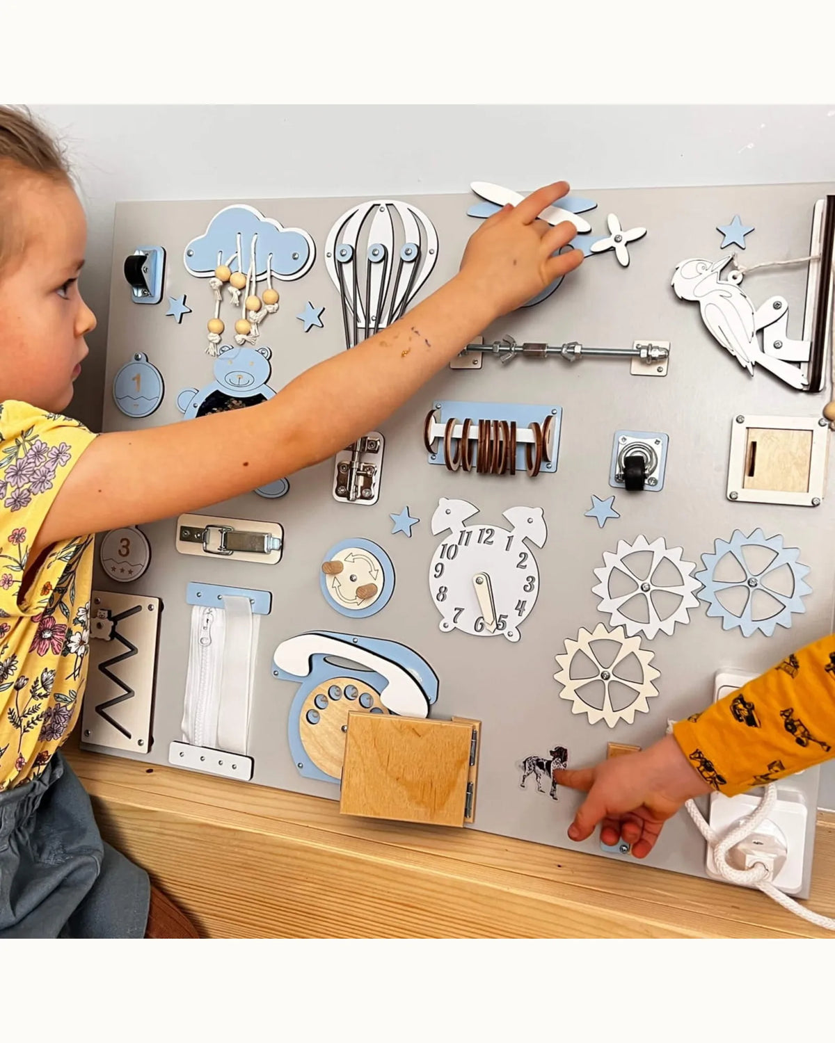 Busy Board Montessori Marvel BusyBunnyToys – Planche Bois 50×60 cm – Jouets Montessori pour enfant | Tinitto