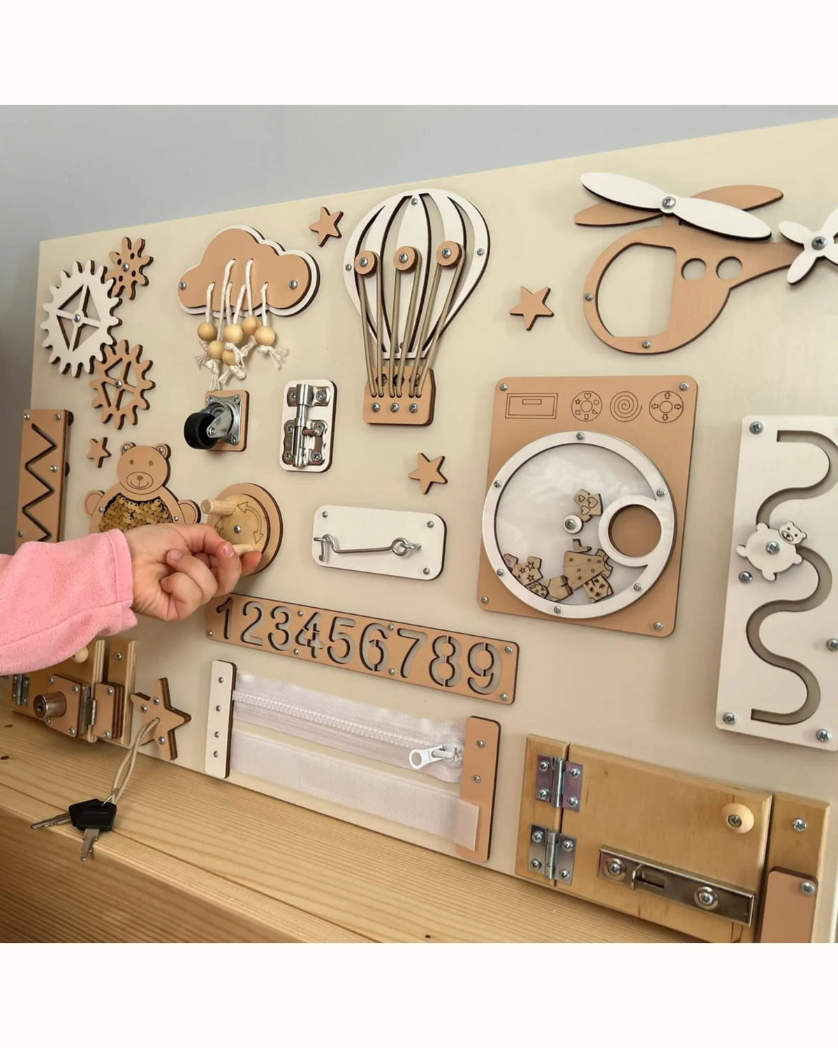 Busy Board Portes & Serrures BusyBunnyToys – Planche Montessori 40×60 cm – Jouets Montessori pour enfant | Tinitto