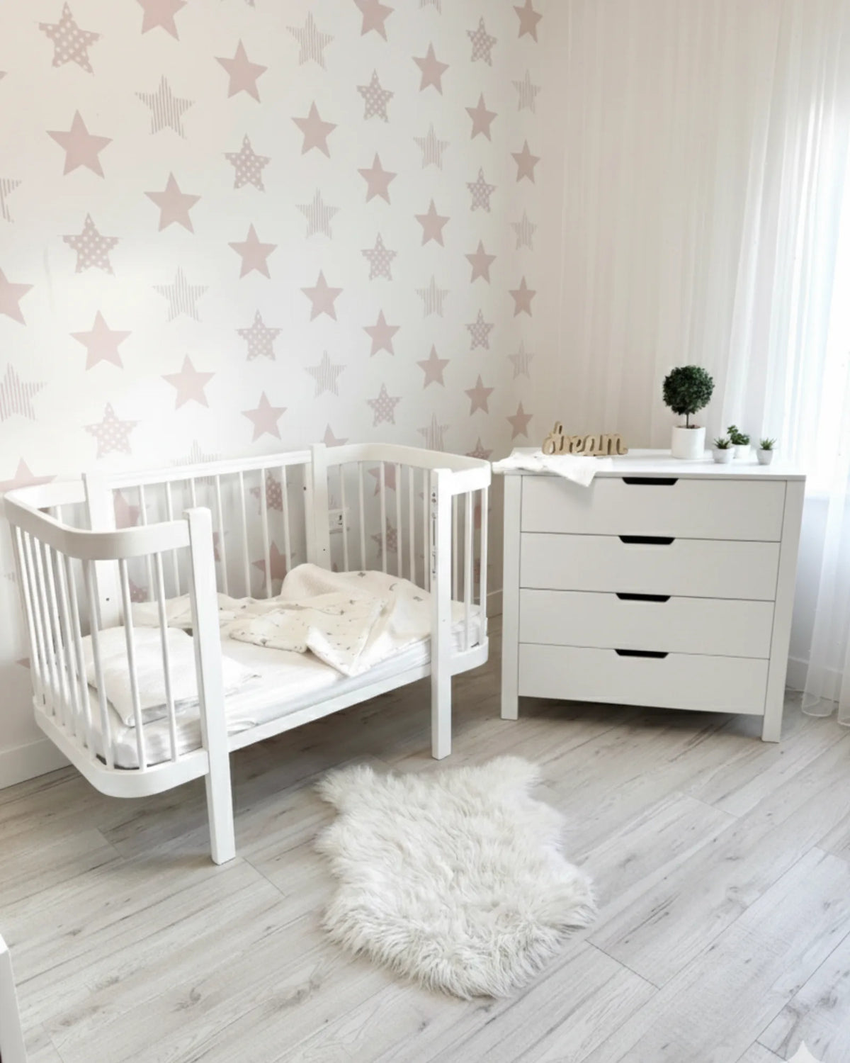 Lit bébé évolutif ELIN avec matelas – Hêtre massif | KOTTO