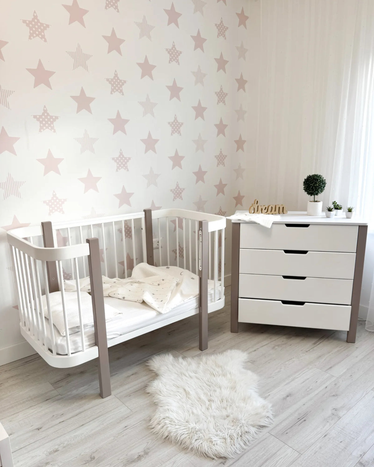 Lit bébé évolutif ELIN avec matelas – Hêtre massif | KOTTO