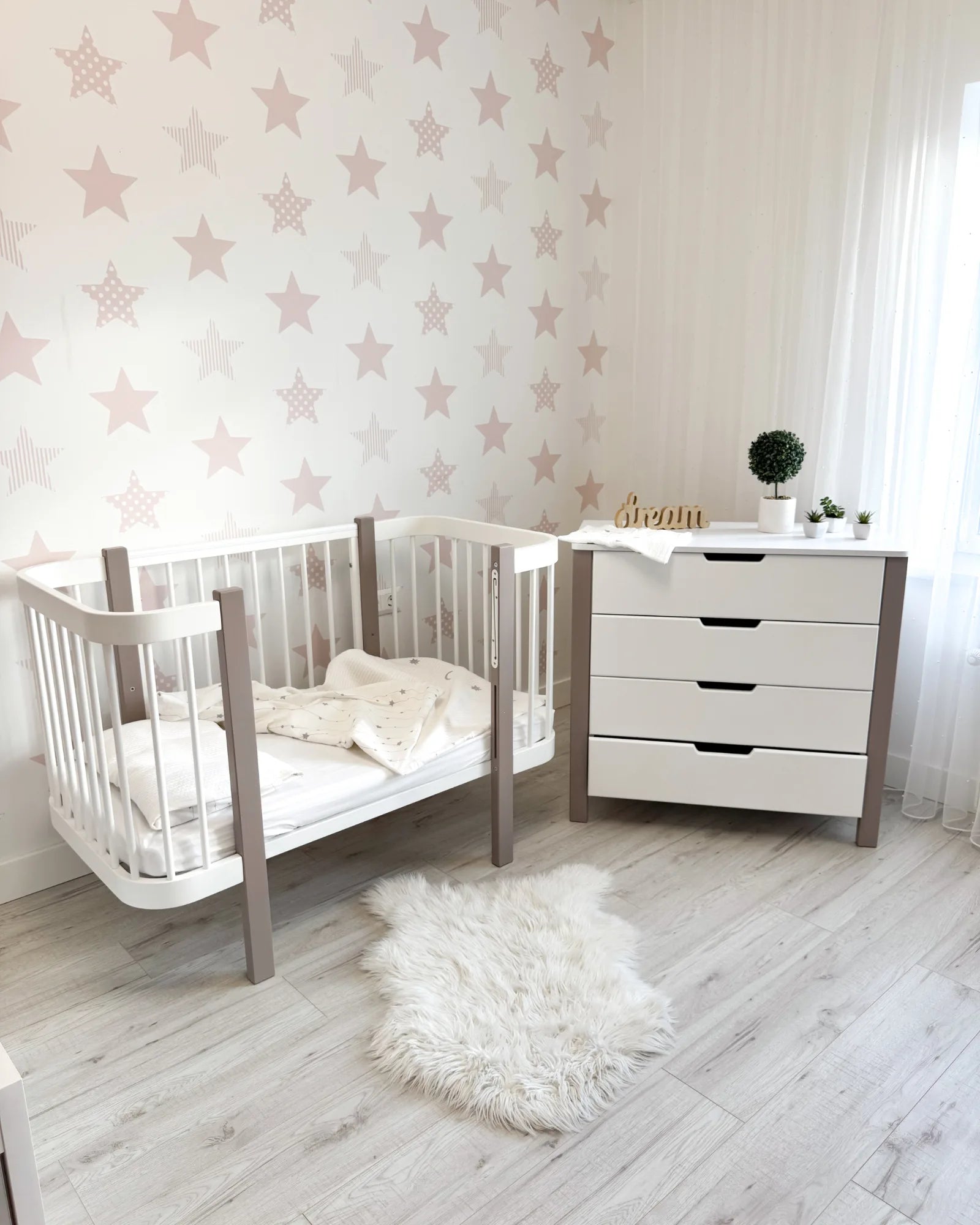Lit bébé évolutif ELIN avec matelas – Hêtre massif | KOTTO