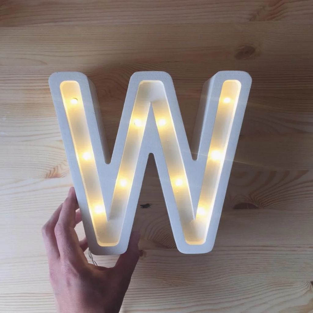 Lampe Lettre Artisanale en Bois –  W