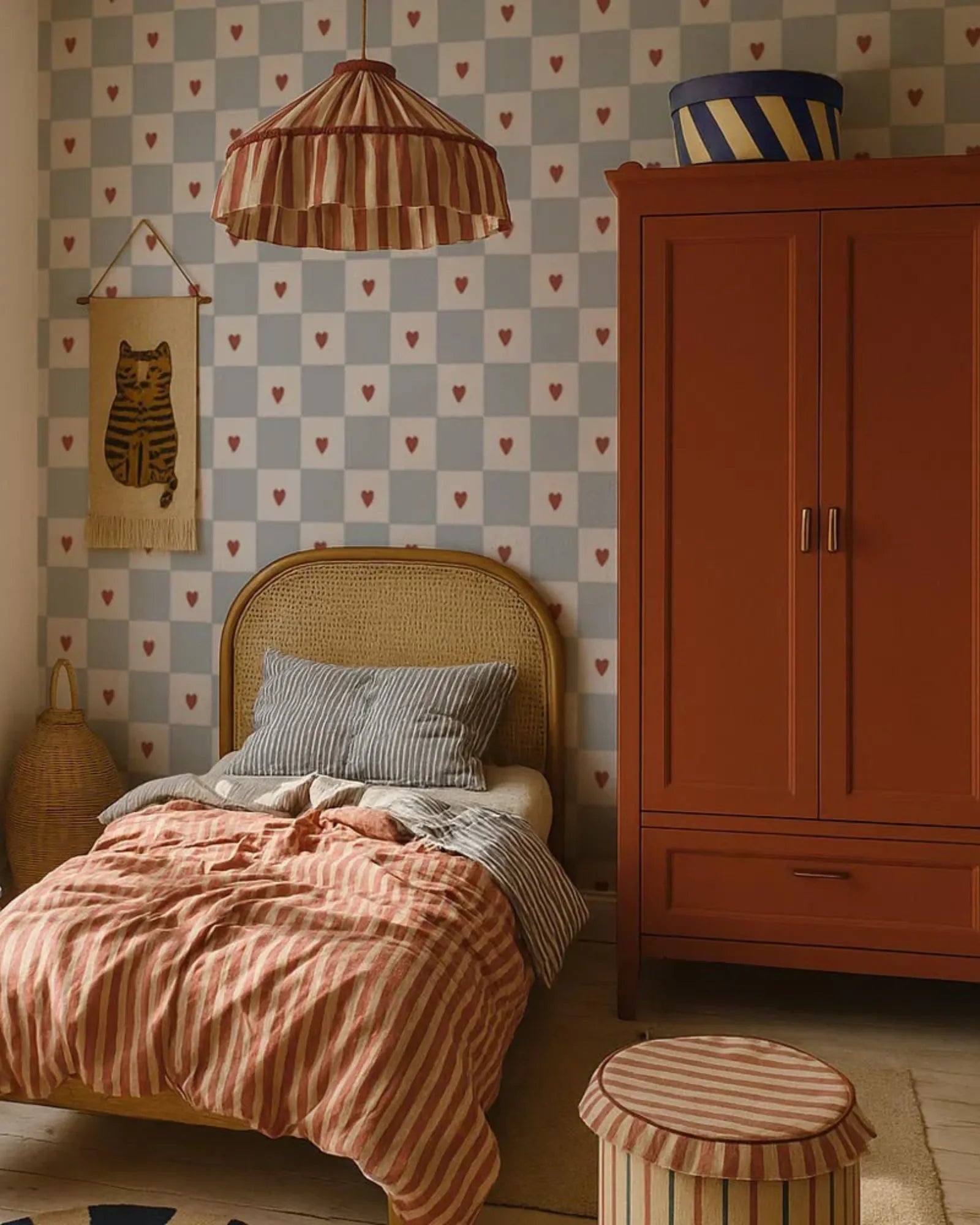Papier Peint Carreaux & Cœurs Rouge Fond Bleu – Chambre Fille en 50x140cm | Papier Peint Tinitto – Fabrication européenne