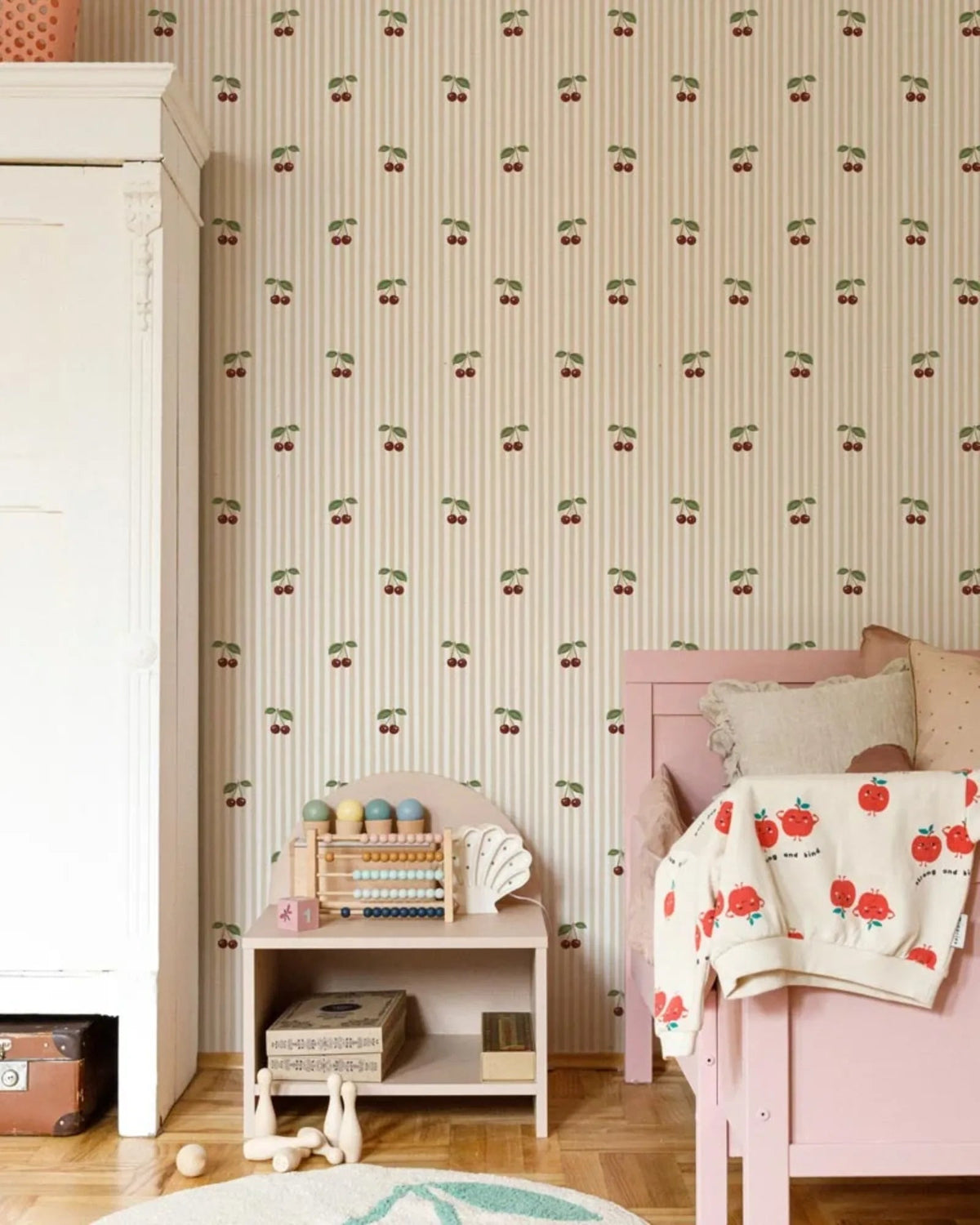 Papier Peint Cerises sur Rayures Beige Vintage - Chambre Enfant – Montessori pour enfant – photo 1