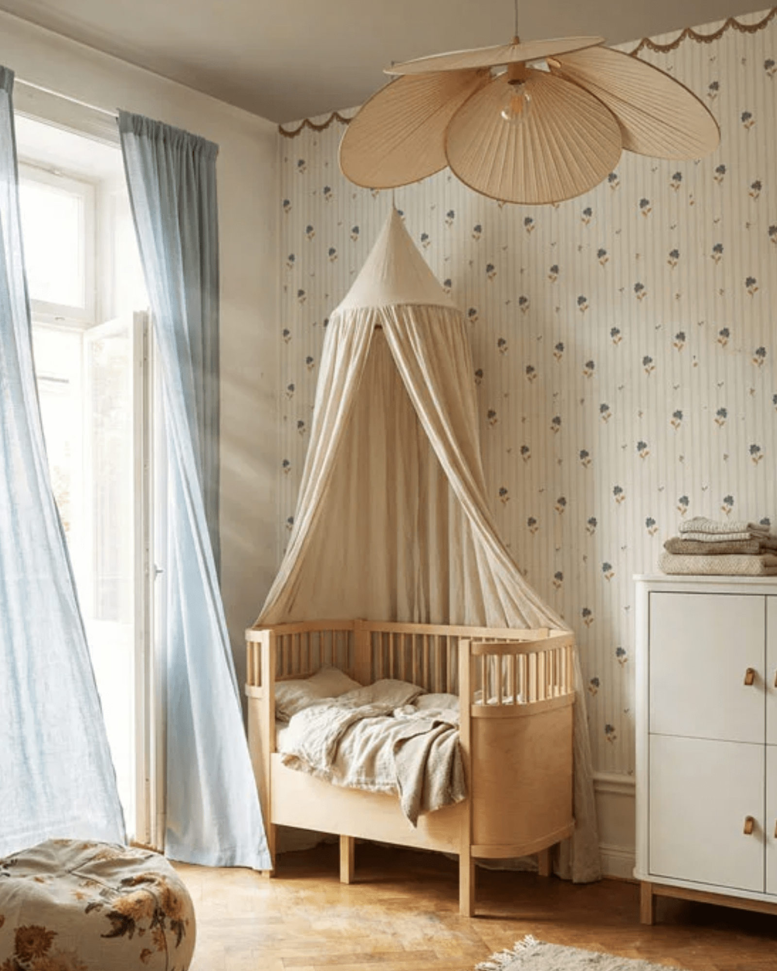 Papier Peint Fleurs Rétro Délicates à Ornement – Chambre Bébé en 50x140cm | Papier Peint Tinitto – Fabrication européenne