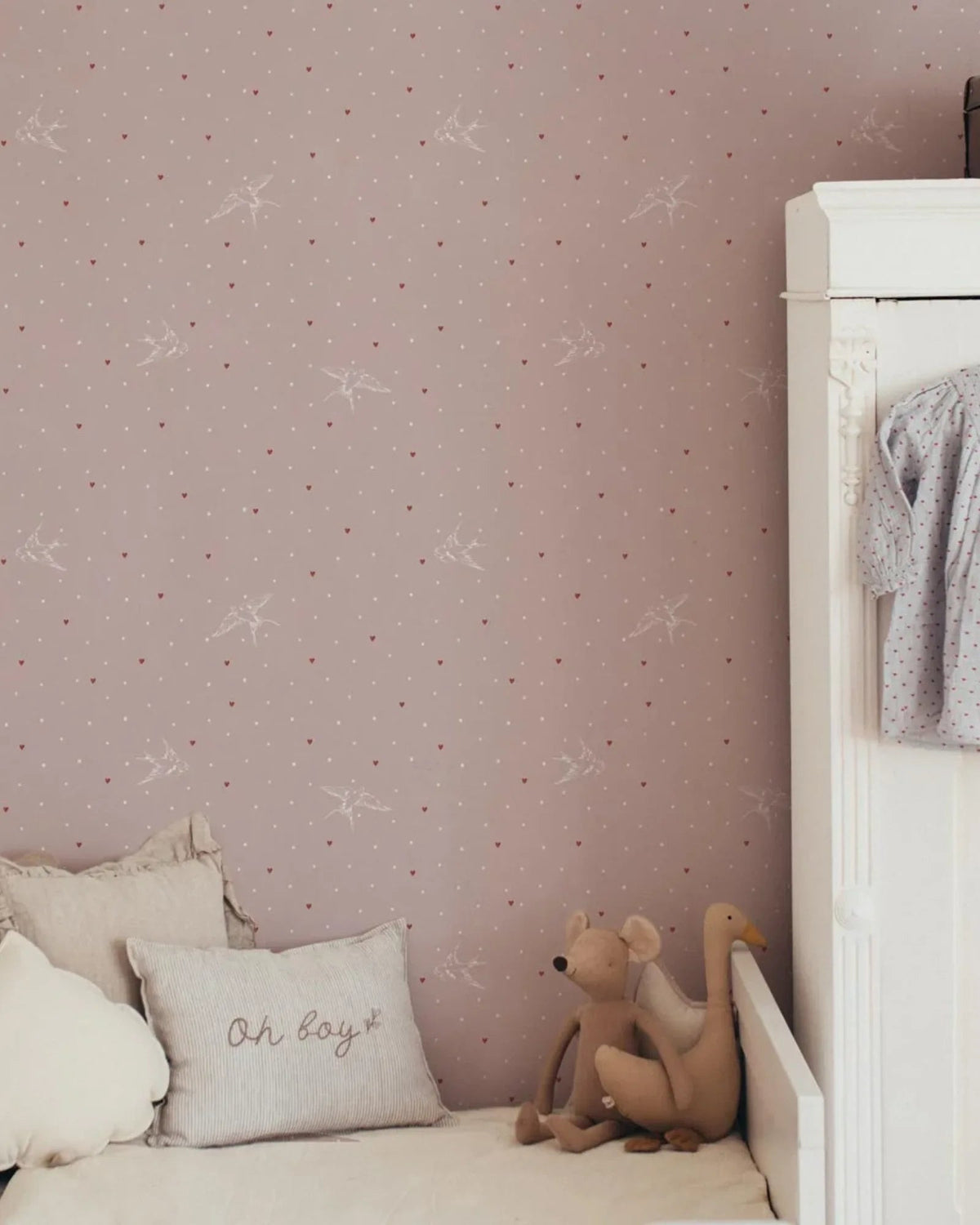 Papier Peint Hirondelles &amp; Cœurs Fond Rose – Chambre Bébé Fille – Montessori pour enfant – photo 1