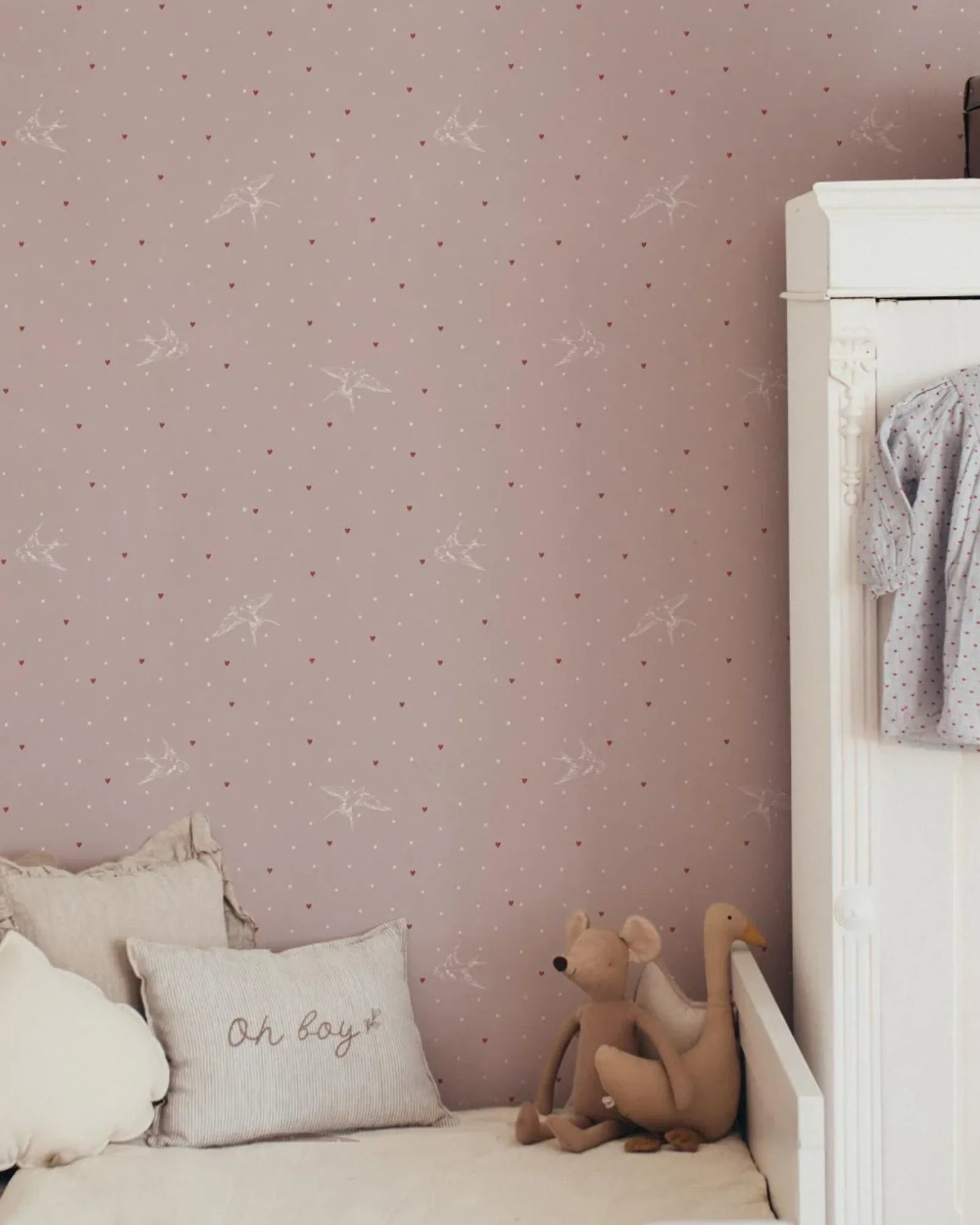 Papier Peint Hirondelles & Cœurs Fond Rose – Chambre Bébé Fille en 50x140cm | Papier Peint Tinitto – Fabrication européenne