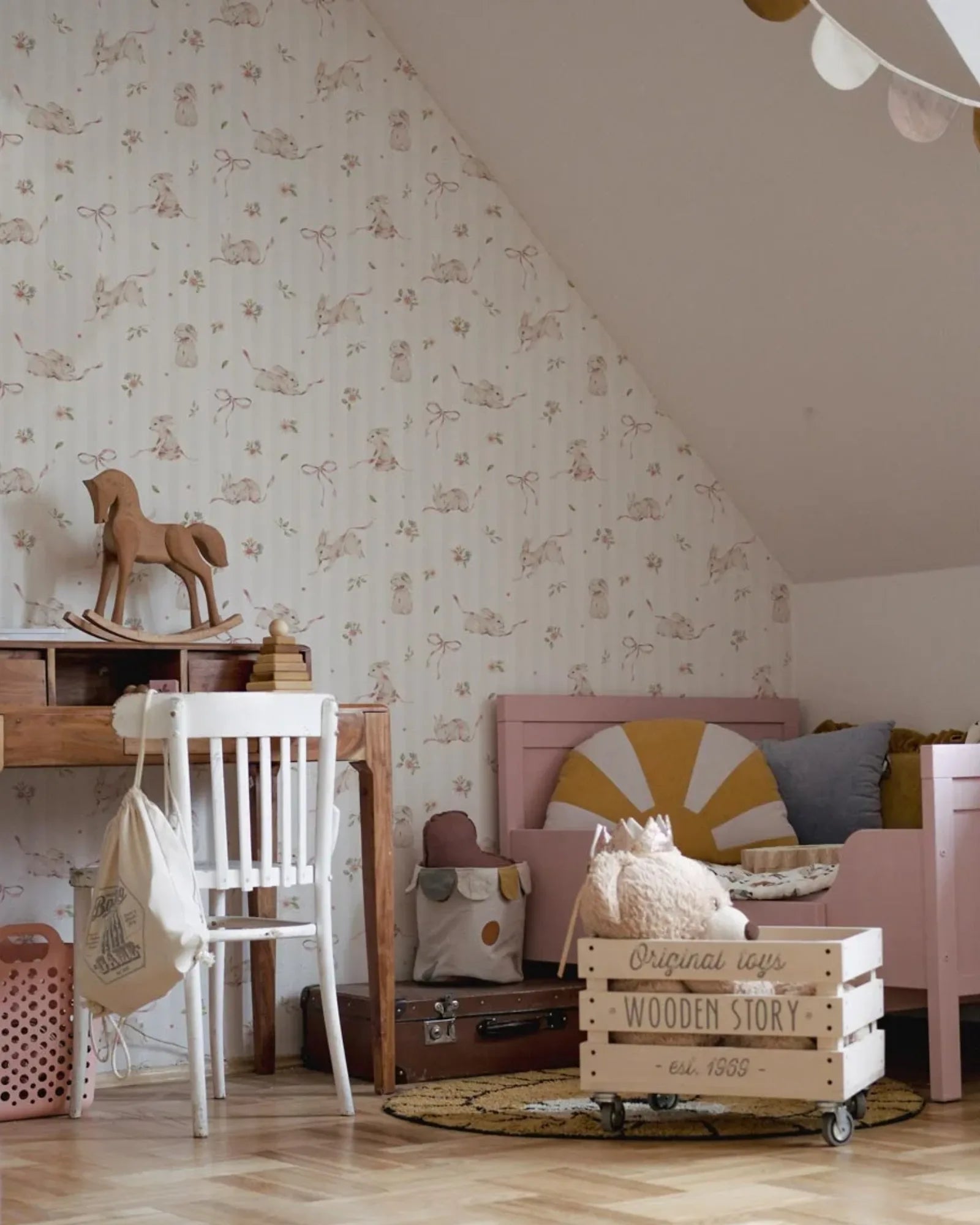 Papier Peint Lapins Roses sur Rayures – Chambre Bébé Fille en 50x140cm | Papier Peint Tinitto – Fabrication européenne