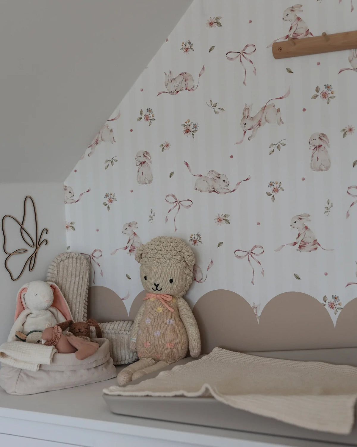 Papier Peint Lapins Roses sur Rayures – Chambre Bébé Fille – Montessori pour enfant – photo 4