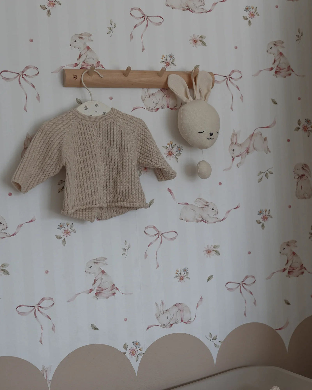 Papier Peint Lapins Roses sur Rayures – Chambre Bébé Fille – Montessori pour enfant – photo 3