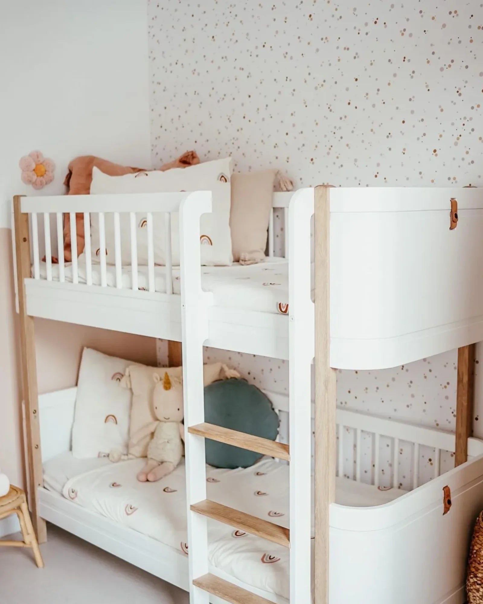 Papier Peint Pois Tendres Cannelle & Rose Poudré – Chambre Bébé en 50x140cm | Papier Peint Tinitto – Fabrication européenne
