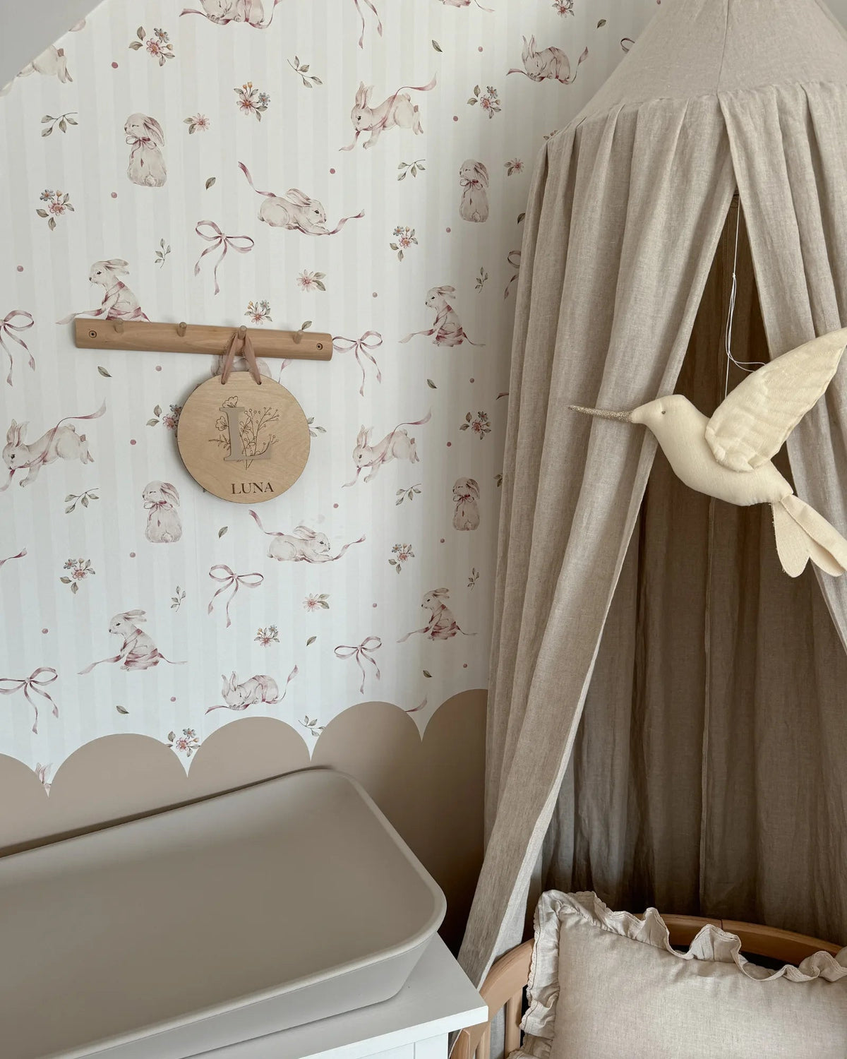 Papier Peint Lapins Roses sur Rayures – Chambre Bébé Fille – Montessori pour enfant – photo 5