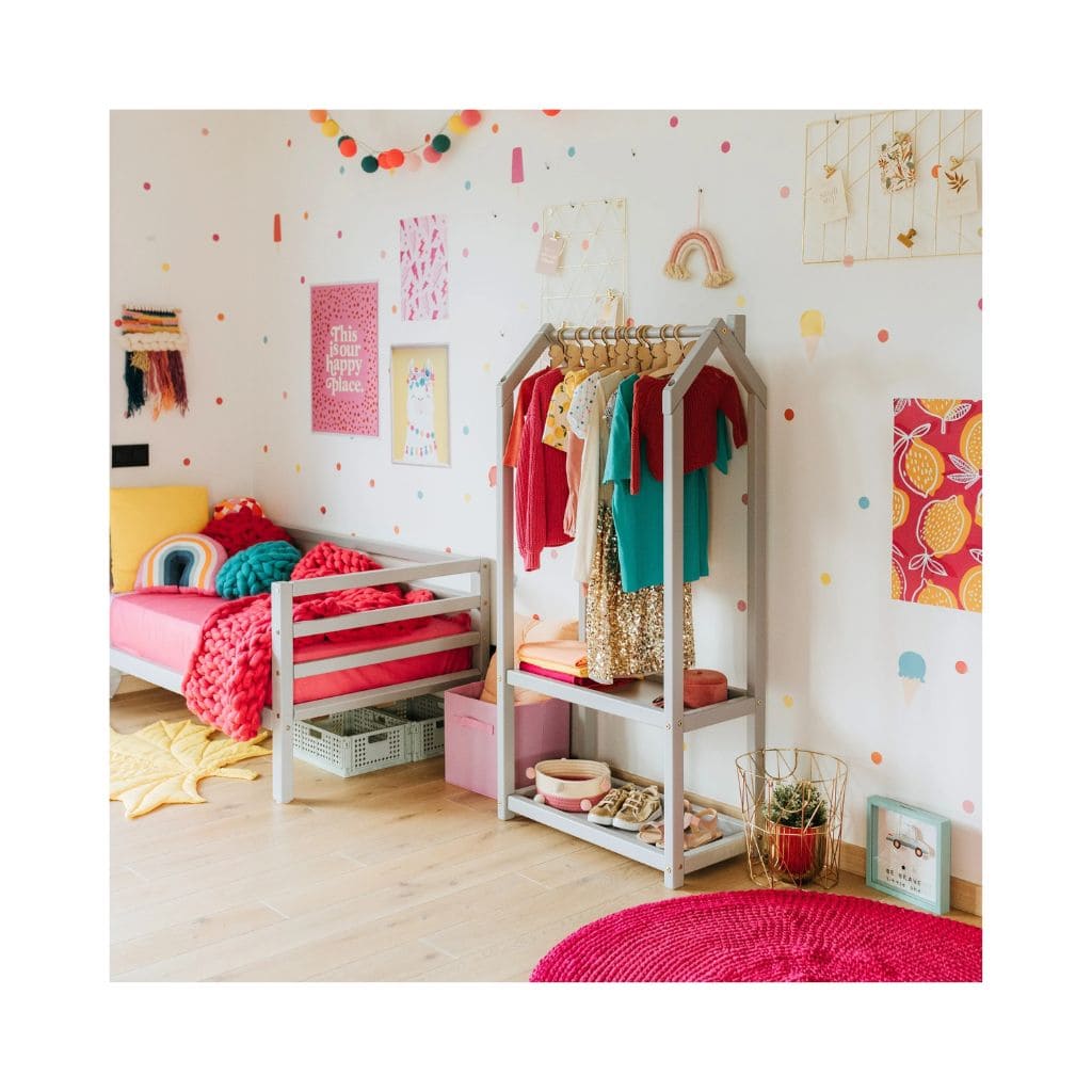 Portant à Vêtements Montessori en Bois – Forme de maison