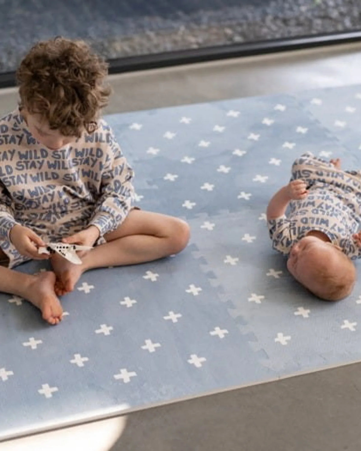 Tapis Puzzle Mousse Cross OLYA KIDS – Azure / Sand | 120×180 cm – Motricité Montessori pour enfant | Tinitto