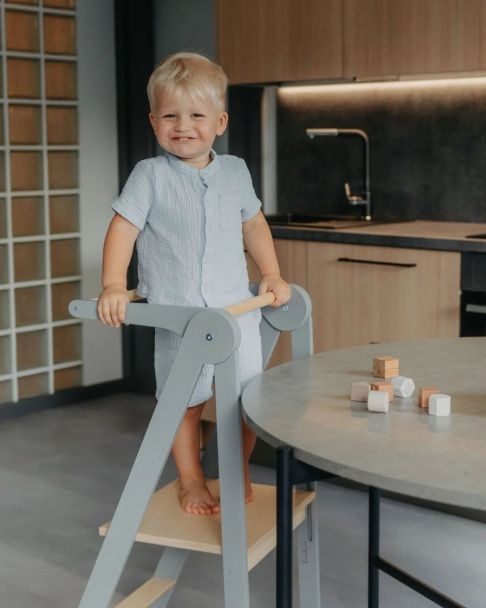 Tour d'Apprentissage Montessori Pliable en Gris | Motricité Tinitto – Fabrication européenne