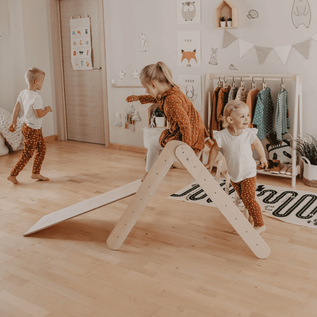 Triangle d&#39;Escalade Montessori avec Rampe