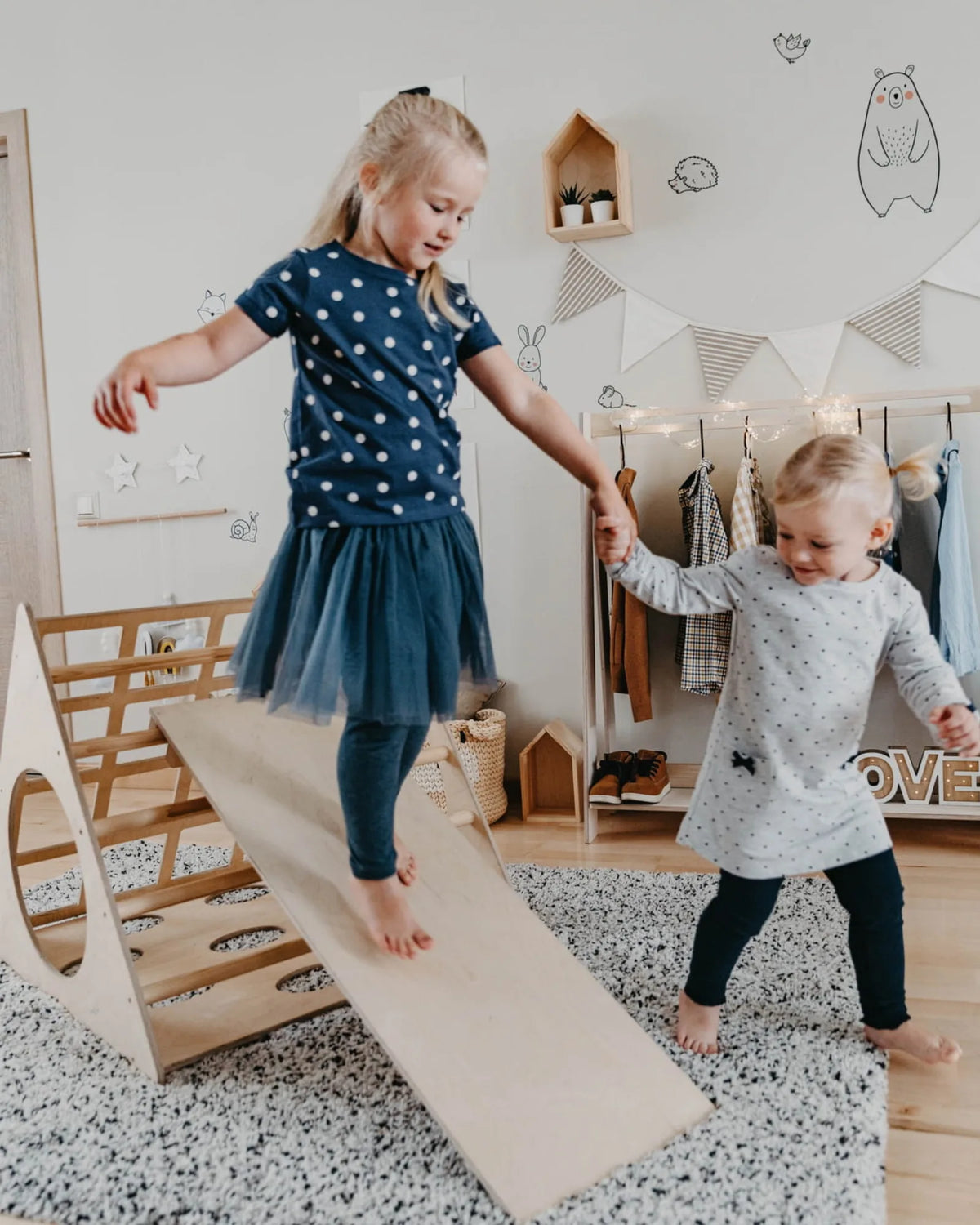 Triangle de Pikler Compact – Design Scandinave | Montessori House Bed