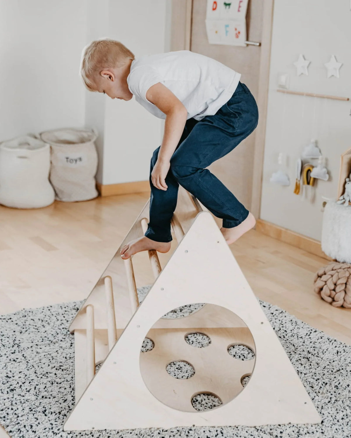 Triangle de Pikler Compact – Design Scandinave | Montessori House Bed