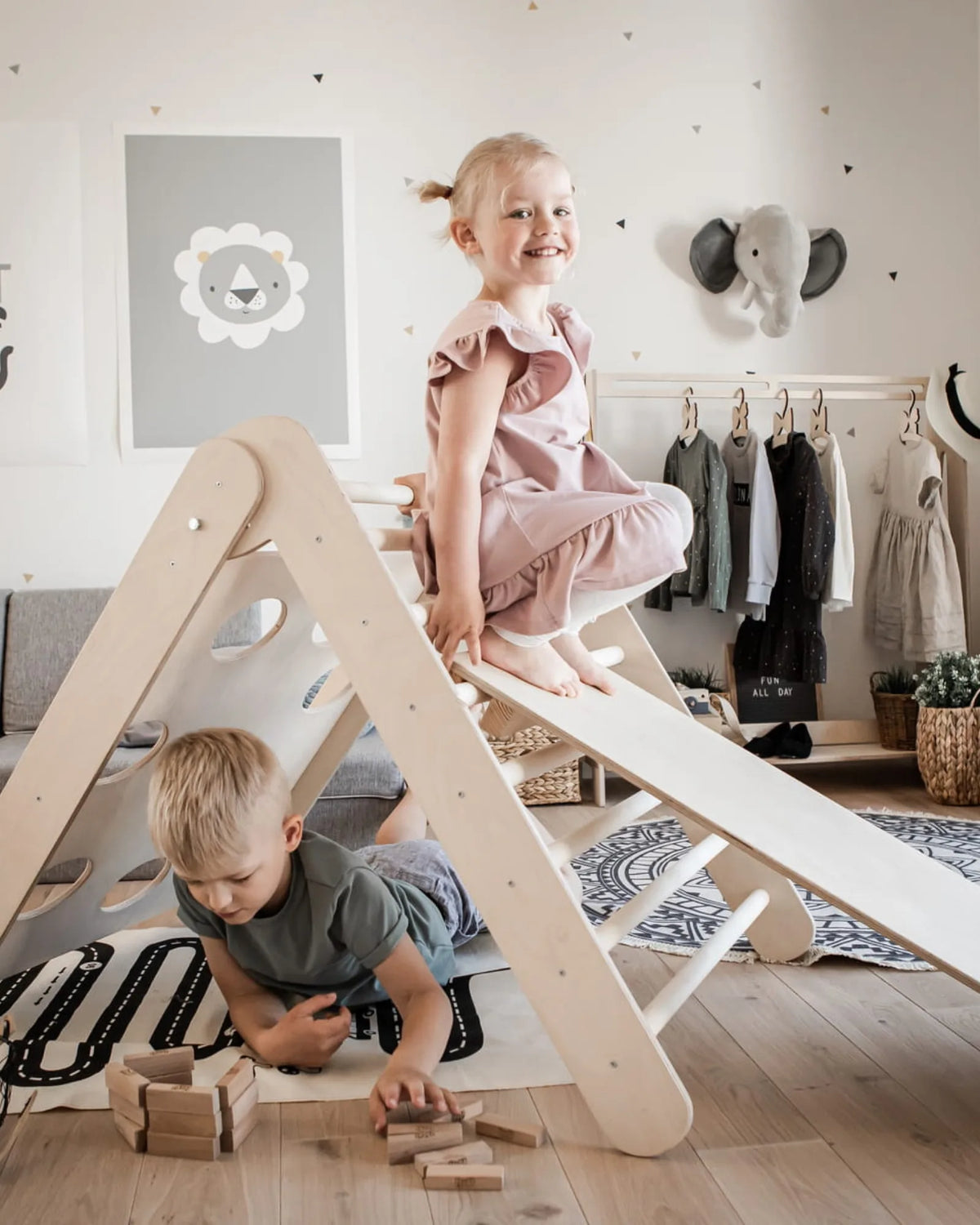 Triangle de Pikler Pliable – 2 Niveaux Ajustables | Montessori House Bed