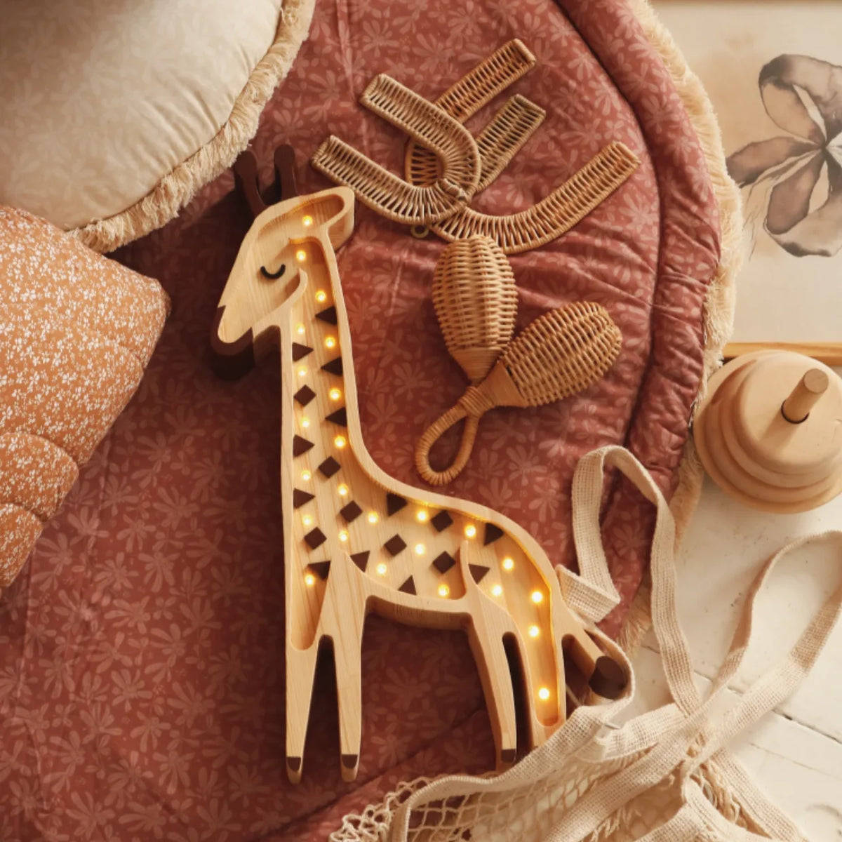 Veilleuse Girafe en Bois de Pin Little Lights — cadeau de naissance artisanal | Tinitto

