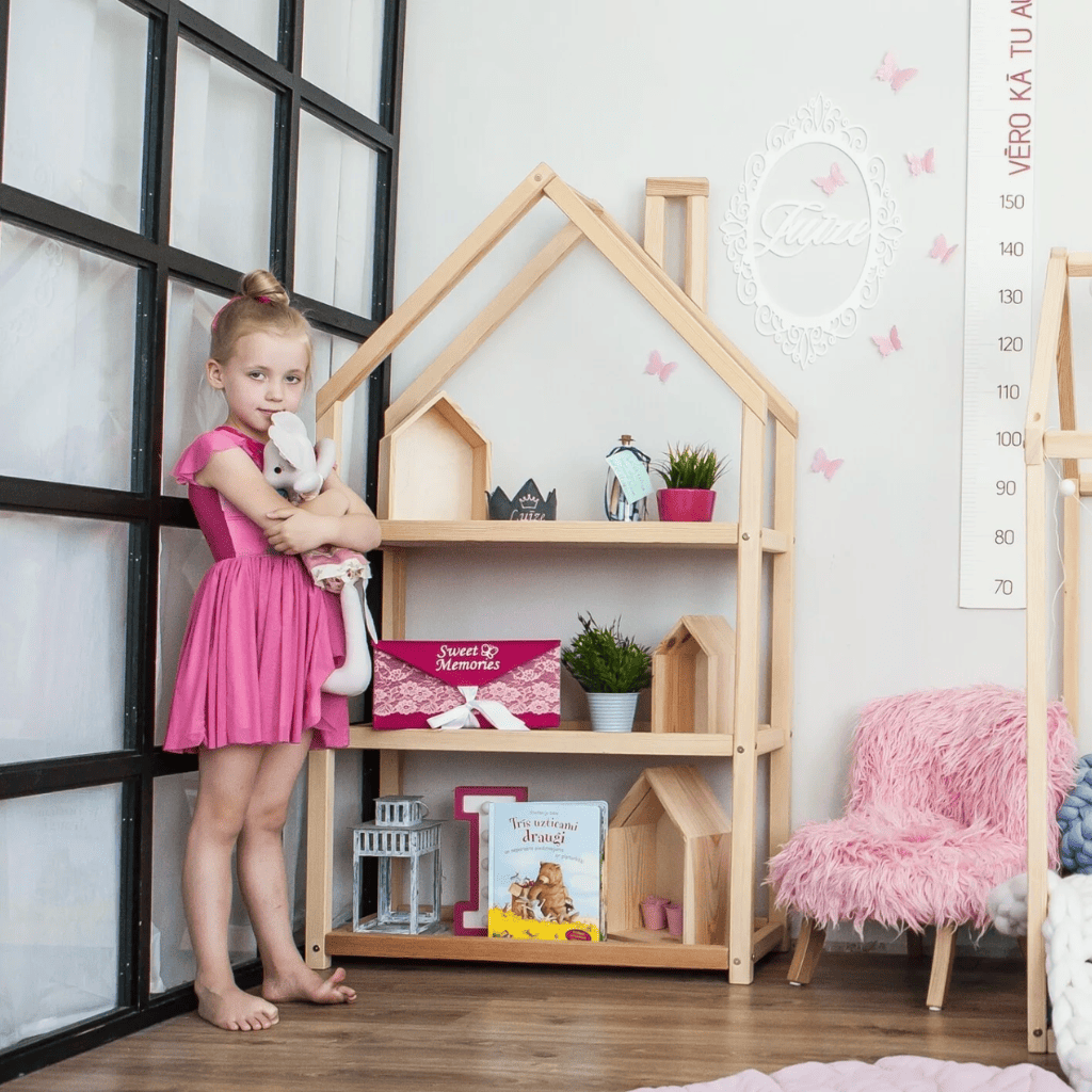 Estantería con forma de casa para niños en madera de pino natural | Decoração Tinitto – Fabricación europea
