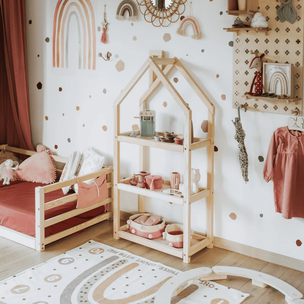 Estantería con forma de casa para niños en madera de pino natural | Decoração Tinitto – Fabricación europea
