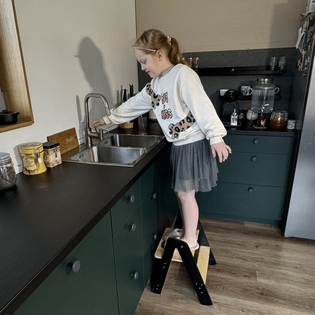 Petit Marchepied Enfant en Bois en black | Motricidade Tinitto – Fabrication européenne