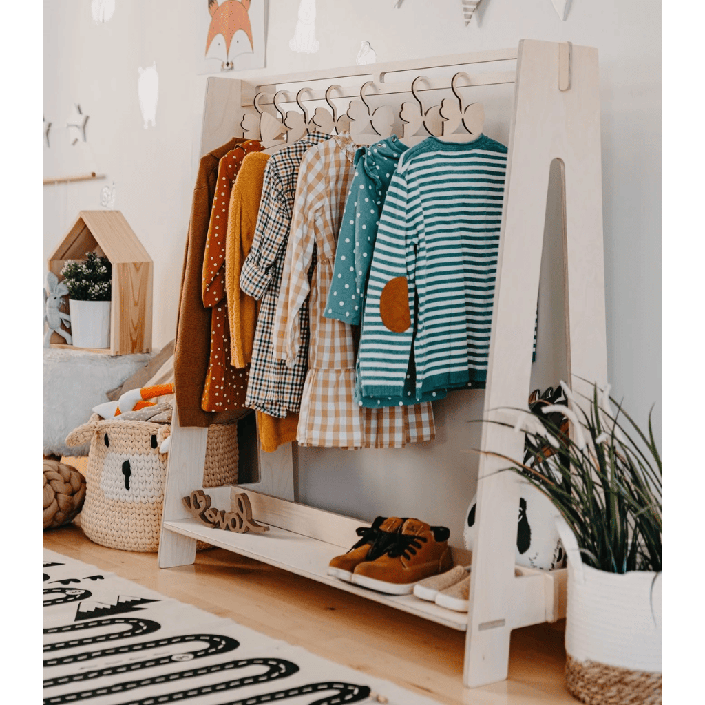 Porta abiti Montessori con grucce Versione 1 in grigio | Decoração Tinitto – Prodotto in Europa