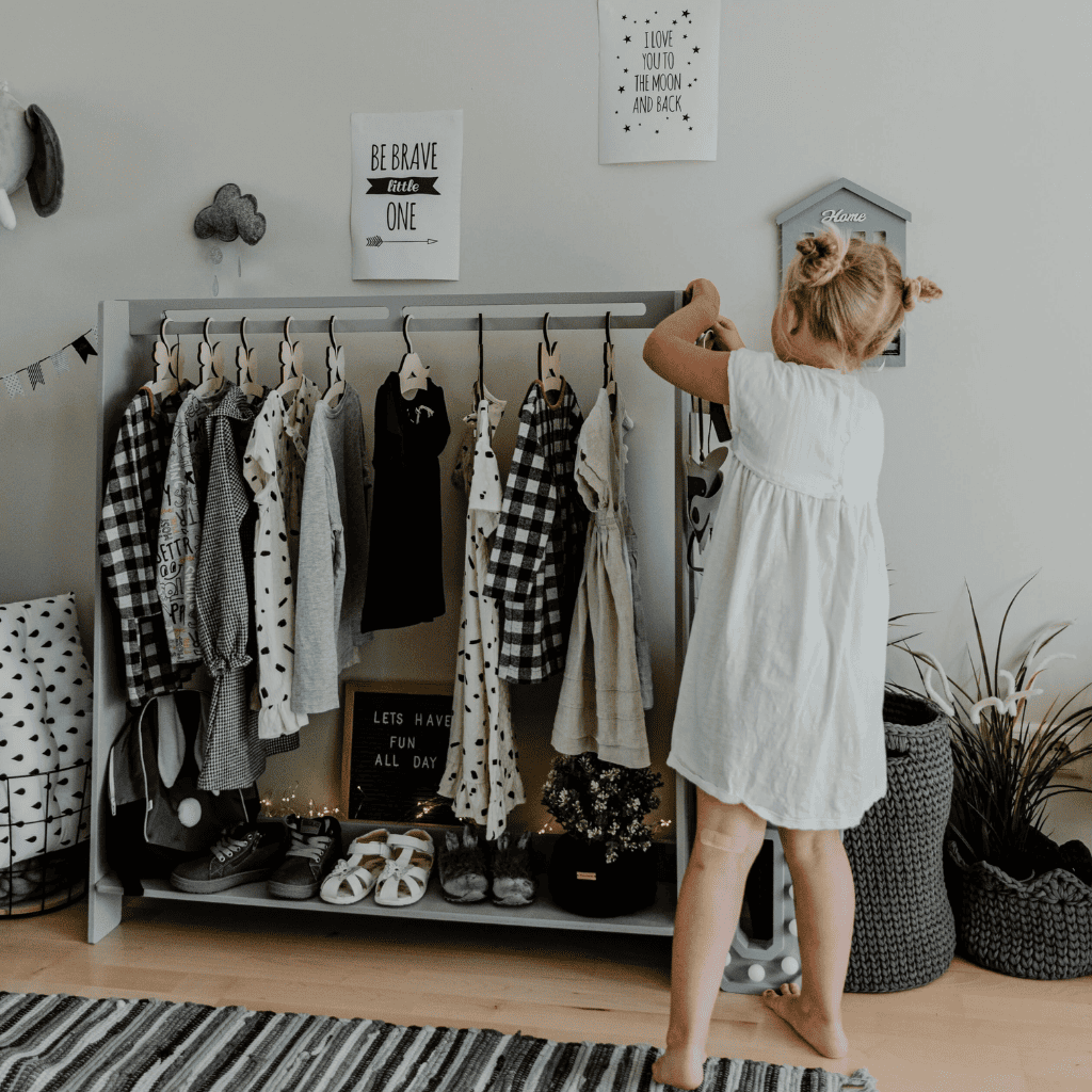 Perchero Montessori con perchas Versión 1 en gris | Decoração Tinitto – Fabricación europea