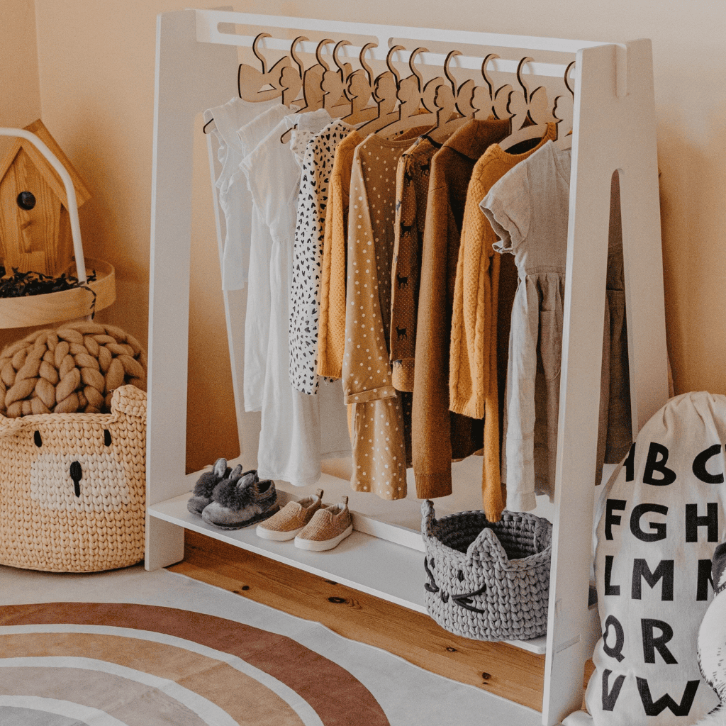 Perchero Montessori con perchas Versión 1 en gris | Decoração Tinitto – Fabricación europea