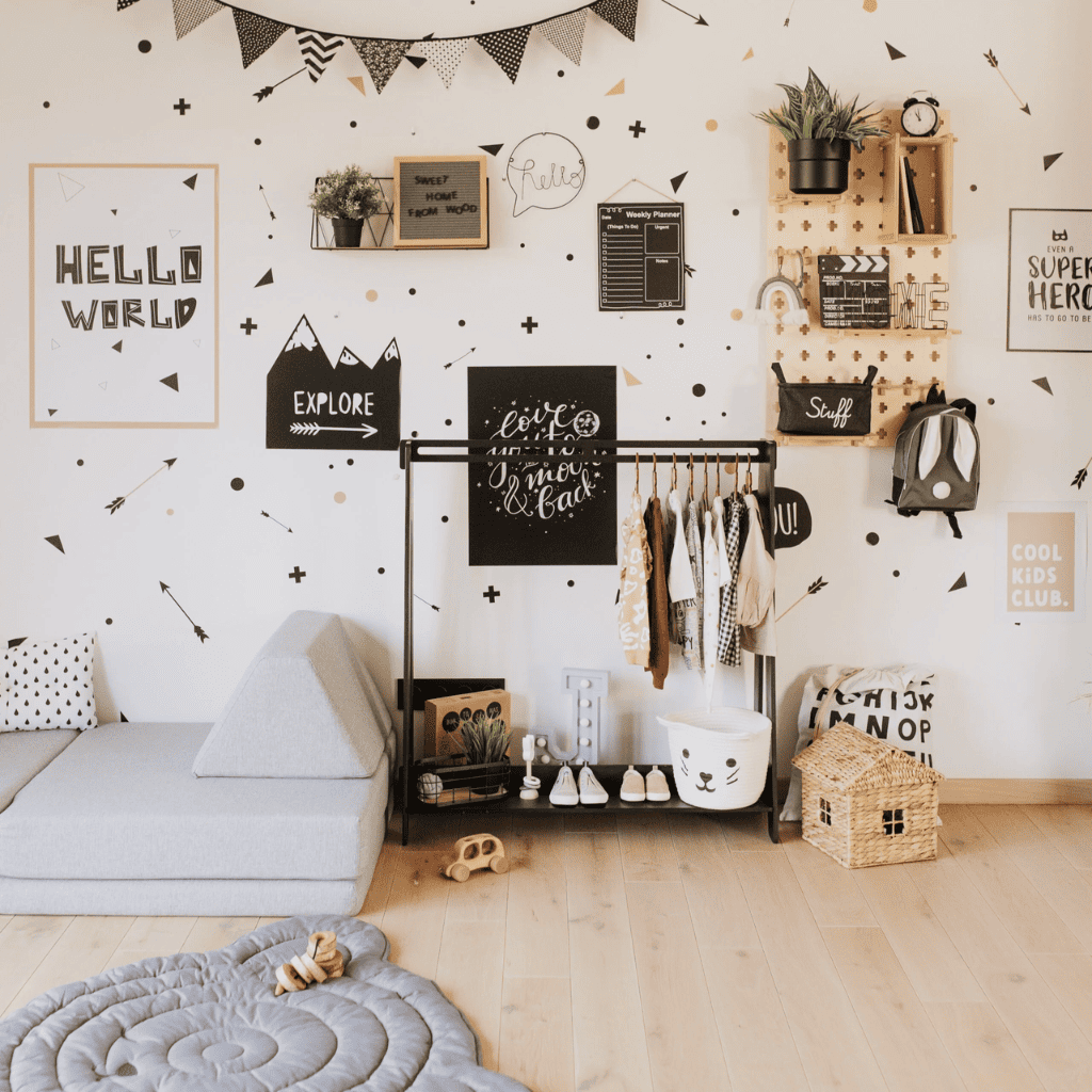 Porta abiti Montessori con grucce Versione 1 in compensato di betulla naturale | Decoração Tinitto – Prodotto in Europa