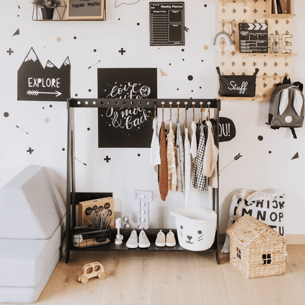 Montessori Coat Rack with Hangers Version 2 in White | Decoração Tinitto – Made in Europe