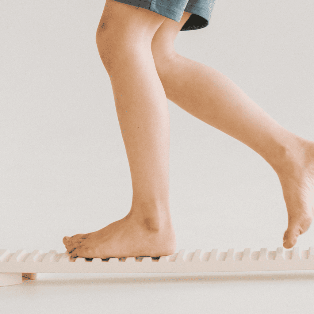 Barra de equilibrio simple de doble cara con puntos TipiToo® Solo en madera natural | Motricidade Tinitto – Fabricación europea