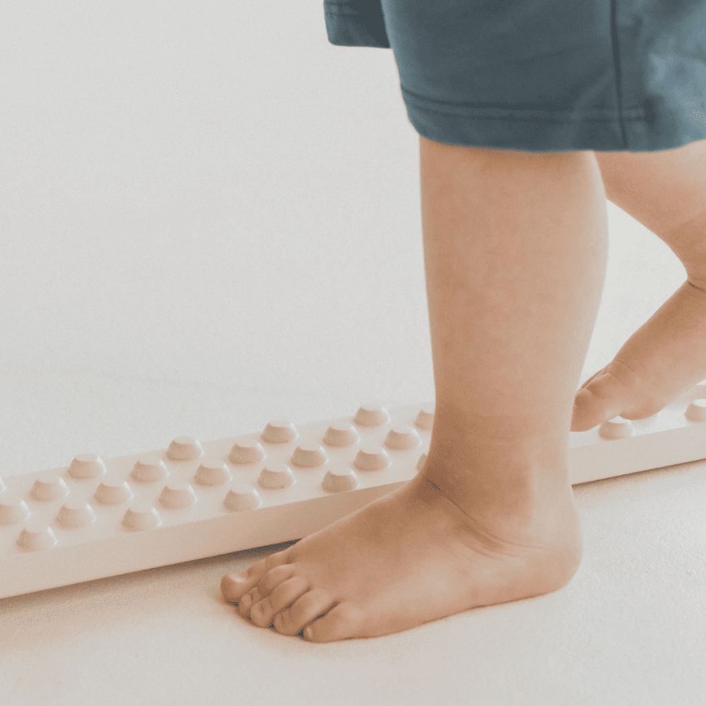 Barra de equilibrio simple de doble cara con puntos TipiToo® Solo en madera natural | Motricidade Tinitto – Fabricación europea