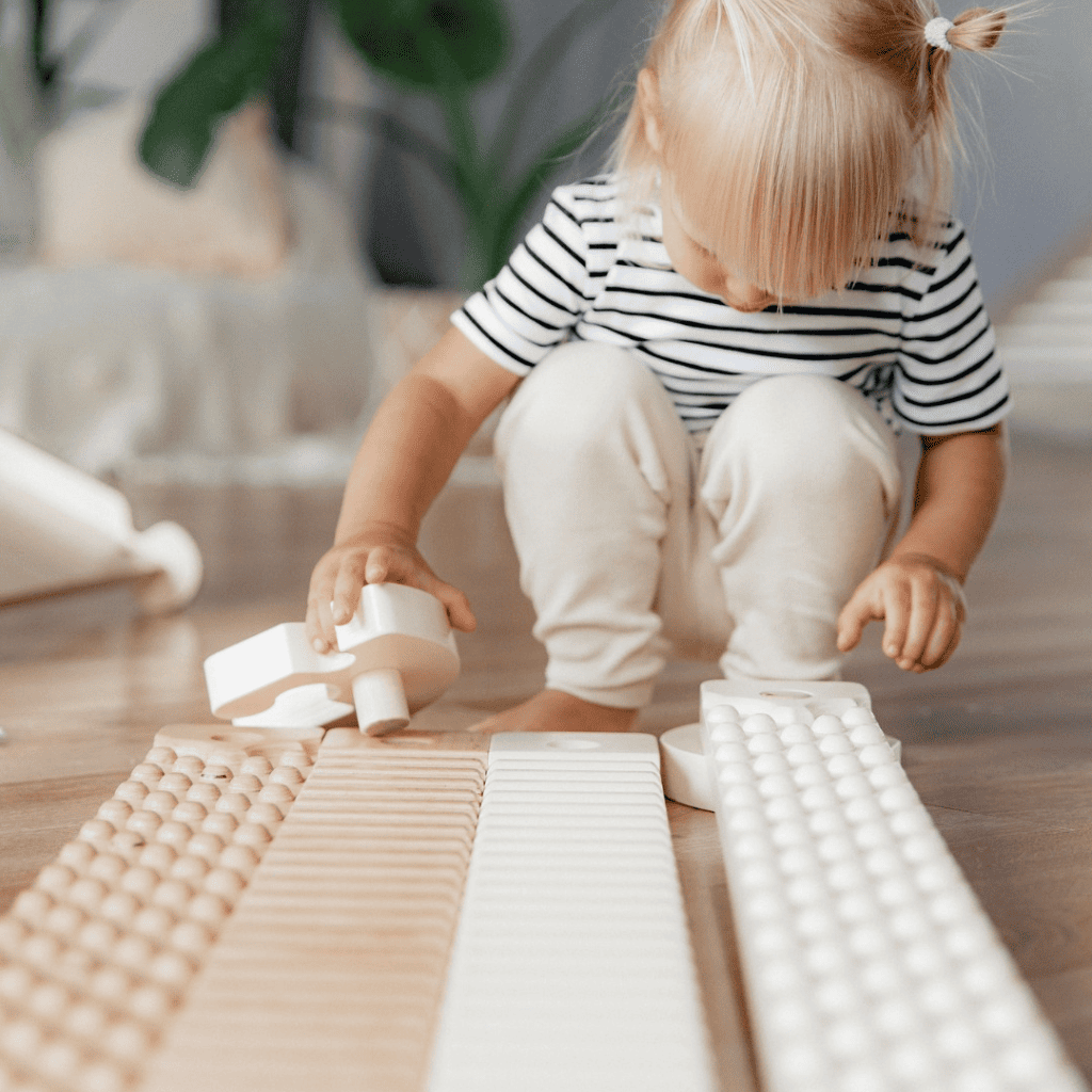 Poutre d'équilibre simple double face avec points TipiToo® Solo en White | Motricidade Tinitto – Fabrication européenne