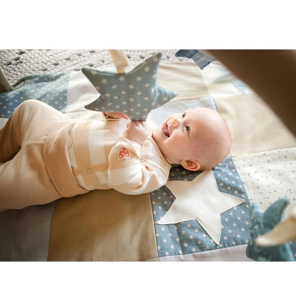Tapis d’activités bébé en coton bio – Confort & Jeu 80x80 cm en SkyBlue | toys Tinitto – Fabrication européenne