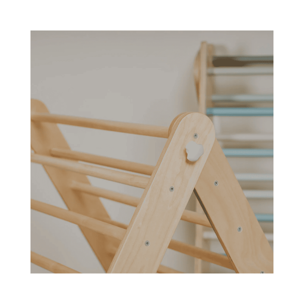 Triangle d'Escalade Pikler avec Mur Suédois en Rainbow | Motricidade Tinitto – Fabrication européenne